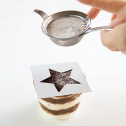 星形の型紙は、厚紙をグラスの直径に合わせて切り抜いて作って。粉糖は湿気を吸って溶けやすいので、必ず食べる直前にふって。