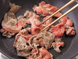 牛肉は、ごま油で炒めるとこうばしさが出て、味にコクが出る。炒め過ぎはかたくなるので注意。