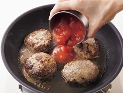 トマト缶は加熱することで、うまみが増して濃厚な味に仕上がる。チーズとの相性も◎。