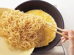 半熟状の卵焼きの上に麺を入れると、卵と麺がくっついて離れにくい。卵でボリュームもアップ。