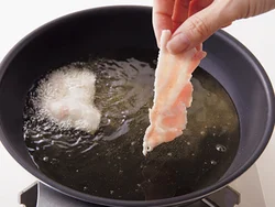 豚肉に片栗粉をまぶして揚げると、カリッと仕上がり、さめても食感をキープできる。
