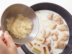 牛乳にすりおろしたじゃがいもを加えると、とろみが出てホワイトソースのようになる。