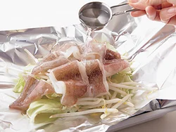 酒をふると、いかを加熱してもやわらかく仕上がる効果が。野菜のうまみも引き出す。