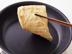油揚げはフライパンでパリッとするまで焼く。余分な油が出て、煮ものがさっぱりと仕上がる。