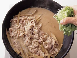 水菜は火が通りやすいので、入れたらすぐに火を止める。程よくシャキシャキ感を残して。
