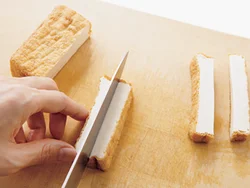 厚揚げは白い面が多くなるように切ると、炒めるだけでも味がしみやすくなる。