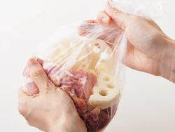 肉とれんこんを一緒にもみ込む。少量の調味料でも、ポリ袋を使うと味が入りやすい。
