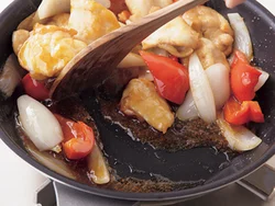 甘酢の調味料と片栗粉を合わせて加えれば、味つけととろみづけが一度の作業で手間なくできる。
