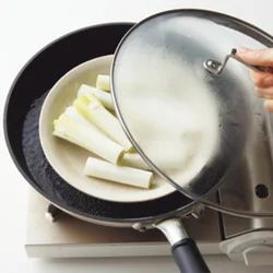 ねぎは耐熱皿に入れ、湯を張ったフライパンでじっくり蒸し焼きにすると中までとろっとろに。