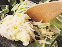 野菜炒めミックスは凍ったままさっと炒めると、野菜のシャキシャキ感が損なわれない。