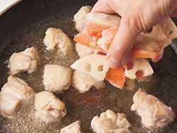 だし汁が煮立ってから和風根菜ミックスを加えれば、さっと煮るだけでOK。