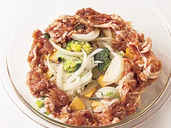 耐熱ボウルに洋風野菜ミックスを入れ、まわりに肉をのせると、肉がかたくならない。