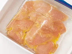 袋ごと水につけ、とり肉の表面が少しとけるまで軽く解凍し、小麦粉をつけやすくする。