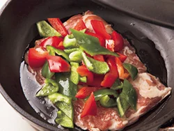 豚肉は凍ったまま、蒸し焼きにして解凍する。火が強すぎると固まってしまうので注意。