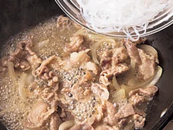 豚肉は蒸し焼きにし、解凍＆加熱。出てきた汁けが調味料になる。はるさめを加えて味を吸わせる。