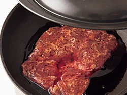 牛肉は赤ワインと一緒に蒸し焼きにして解凍。赤ワインの風味がついて、リッチな味わいに。