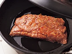 ひき肉は凍ったままフライパンに入れて酒蒸しに。解凍されたらほぐしながら炒めて。