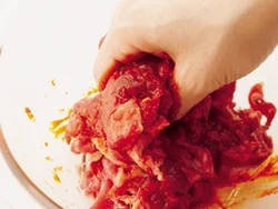 牛肉にコチュジャンなどをもみ込んでおくと、しっかり味が入る。