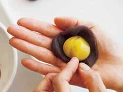 先に、こしあんで栗を包んでおくと、生地で包みやすい。