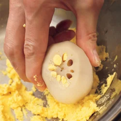 れんこんの穴にたねを詰め、 彩り鮮やかな仕上がりに