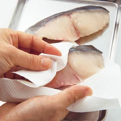 塩をふって水けを出すことで、魚の臭みを除く。