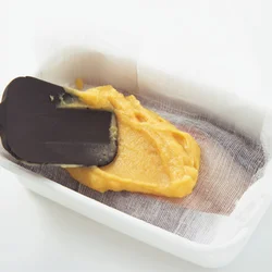 ガーゼを使うのは、魚に直接みそをぬらないため。ガーゼなら目が粗いので魚に味がしっかり入る。医療用の滅菌されたものがドラッグストアなどで手に入る。