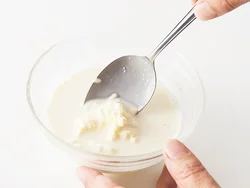 クリームチーズを牛乳で溶いてソースに。生クリームよりあっさりした味わいで、経済的。