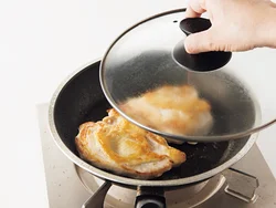 むね肉は蒸し焼きにしてしっとり焼き上げて。パプリカを炒める間はアルミホイルに包んで保温を。