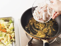 カレー粉とマヨネーズは少し香りを立たせてからいかを加えて。かたくなるので炒め過ぎに注意。