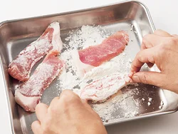 豚肉に小麦粉をまぶすとたれがからみやすい。しっかりつけてから余分な粉をはたいて。