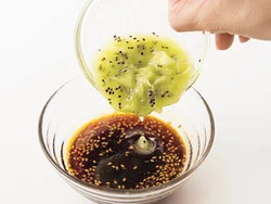 キーウィに含まれた酵素が肉をやわらかくしてくれるうえ、たれもフルーティな味わいに。