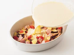 具をまんべんなく広げてから卵液を流し込んで。卵液に加えた粉チーズで程よい塩味がつく。