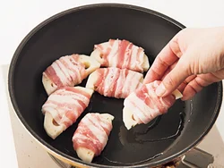 肉の巻き終わりは軽く握って留めて。巻き終わりを下にして焼きつければはがれない。