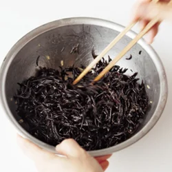 ひじきは、ゆでて熱いうちにドレッシングを混ぜると、全体に味がしっかりなじむ。
