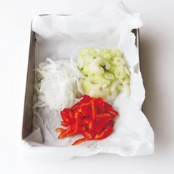 野菜を小さく切って作るチョップドサラダ。今回はすべて薄く切ることで食感をよくする。