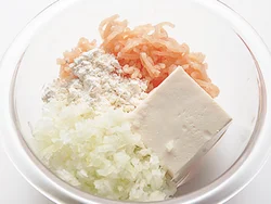 たねにはとりひき肉と同量の豆腐を入れ、玉ねぎのみじん切りもたっぷり入れてかさ増しする。