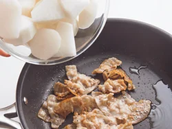 豚肉から脂が出るので、油は使わない。豚肉のうまみを含んだ脂で大根を炒め、うまみを吸わせる。