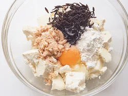 たねは豆腐、卵がメインだから、たっぷり食べても低カロ。うまみのあるツナ、ひじきを少し加えて。