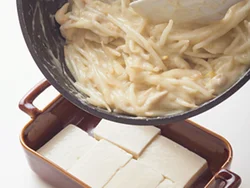 豆腐は食べやすく切り、底に敷き入れてかさ増し。とろみのついたソースをかける。