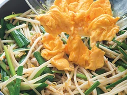 肉、野菜を炒めたところに、先に炒めた卵を戻し入れる。卵に肉のうまみをからめれば、肉が少しでも大満足。
