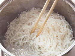 炒め麺にするしらたきは、洋風スープやとりガラスープで先に煮ておく。下味がしっかりとついて、具とのなじみがよくなる。