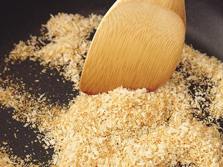 パン粉は油なしでいる。あとで蒸した肉にまぶしてからもう一度焼くので、「こんがり」の一歩手前でOK。