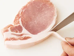 脂身は厚みの半分を切り落とす。こうするだけで、食べごたえは変わらないまま、なんと111kcalもダウン！