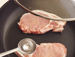豚肉は油なし、少量の水で蒸し焼きに。こうすることで、豚肉がふっくらやわらかくなる。