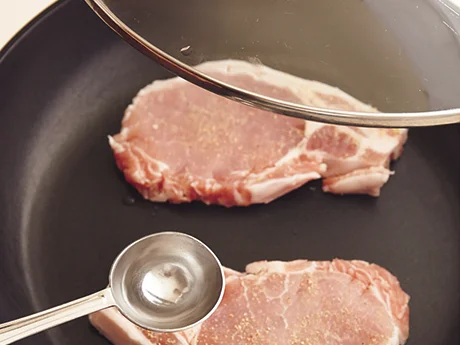 豚肉は油なし、少量の水で蒸し焼きに。こうすることで、豚肉がふっくらやわらかくなる。