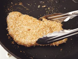 ころもをつけた豚肉を、小さじ１の油で焼く。パン粉がカリッとし、揚げたような仕上がりに。