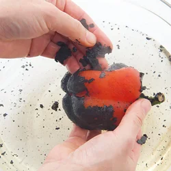 パプリカは直火に当て、皮が真っ黒になるまで焼いて、皮をむく。焼くことで甘みが増し、まるでフルーツのように。