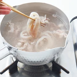いかはやわらかく仕上げたいので、豚をゆでている湯にあとから入れてさっとゆでる。色が変わるくらいで取り出す。