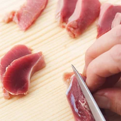 砂肝はかたい白い部分を取り、薄く切ることで、食感はそのままに食べやすくなり、ほかの具となじむ。