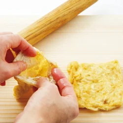 油揚げはめん棒を転がすと簡単に袋状に開ける。さっとゆでて油抜きしてから開き、具を詰める。